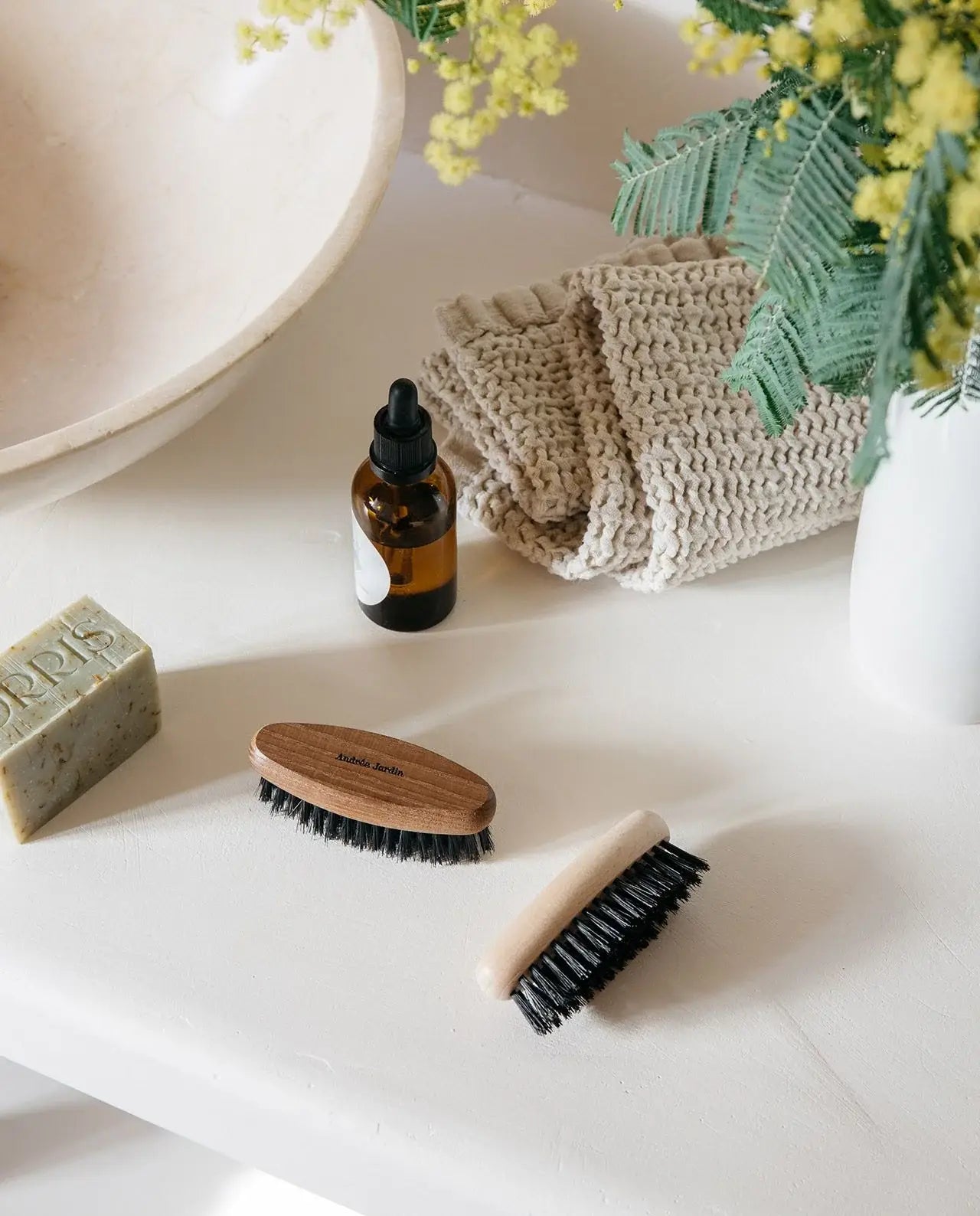 Petite brosse à barbe en bois de hêtre oval, poils sombres