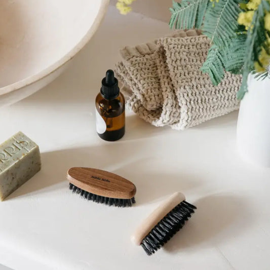 Petite brosse à barbe en bois de hêtre avec bristles foncés pour un style naturel