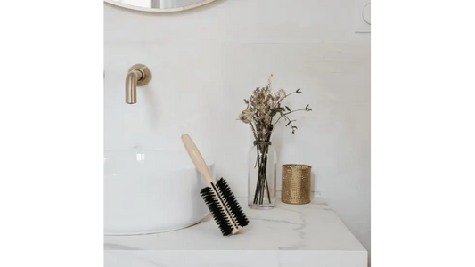 Brosse à brushing en bois de hêtre à manche beige et fibres capillaires noires