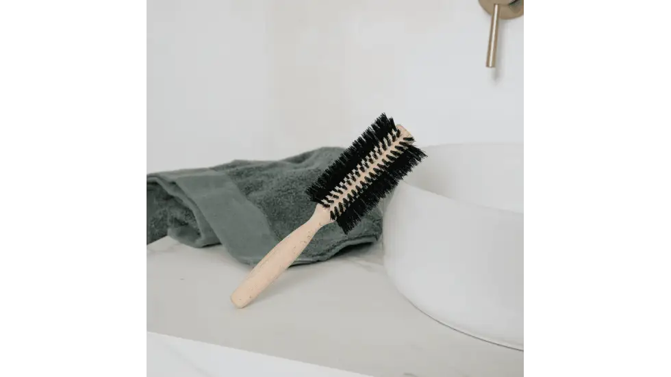 Brosse à brushing en bois de hêtre avec poils de sanglier pour routine beauté