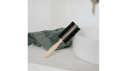 Brosse à brushing en bois de hêtre avec poils de sanglier pour routine beauté