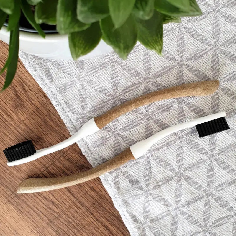 Deux brosses à dents écologiques Edith Medium au manche lin durable réutilisable