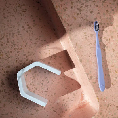 Brosse à dents en plastique recyclé Recyclette Orthodontie sur terrazzo