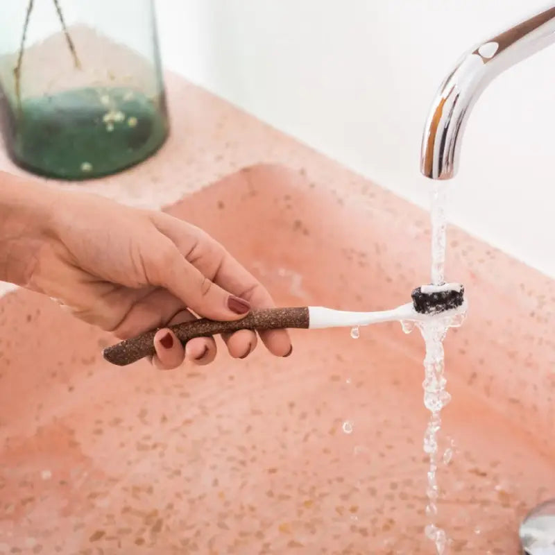 Brosse à dents Edith souple avec manche durable en liège rincée sous l’eau