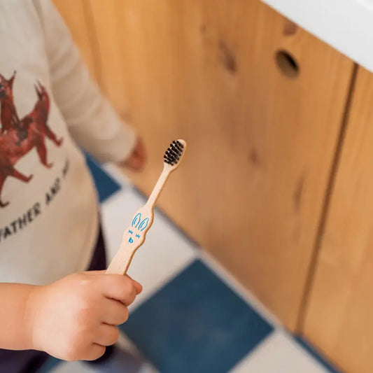 Brosse à dents enfant le petit Dubois plus jeune âge avec face de lapin et poils noirs