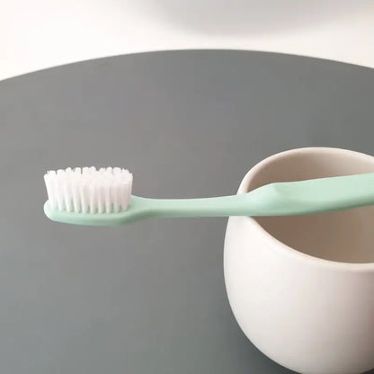 Brosse à dents extra souple Recyclette en plastique recyclé, mint green avec poils blancs