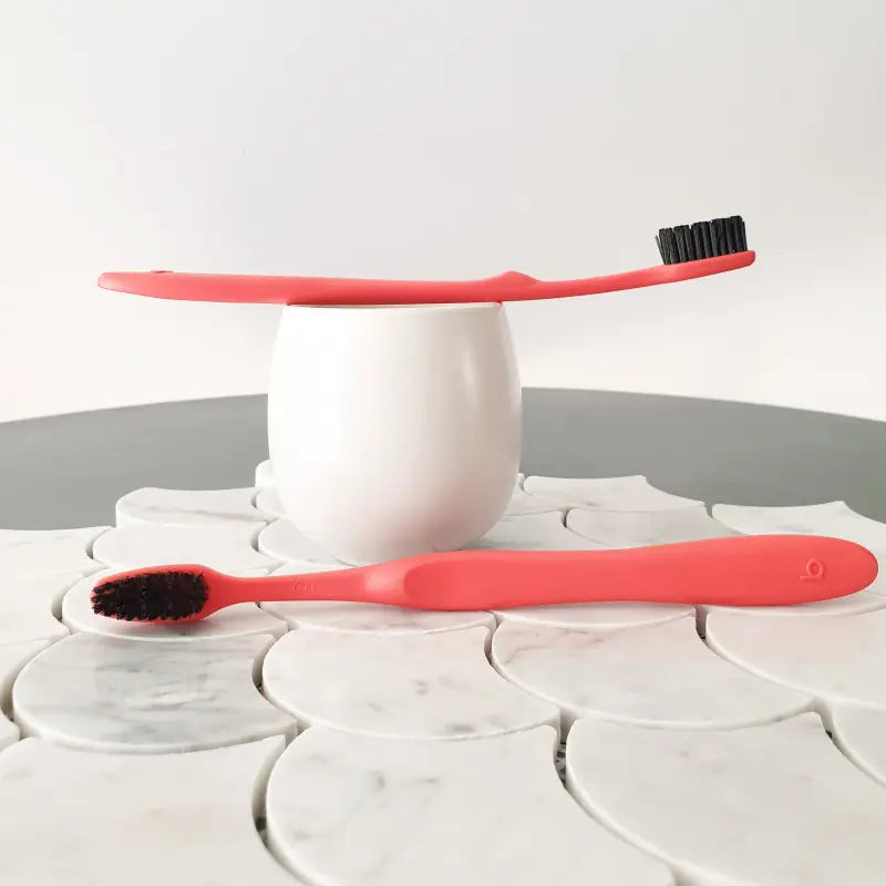 Brosse à dents recyclée Recyclette interdentaire en corail avec soies noires