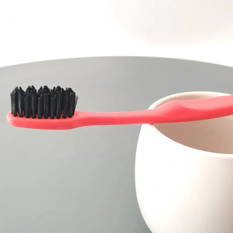 Brosse à dents recyclée Recyclette interdentaire en corail vibrant avec soies noires denses