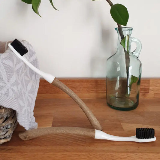 Brosse à dents à tête interchangeable medium Edith avec brins noirs et poignées blanches et brunes
