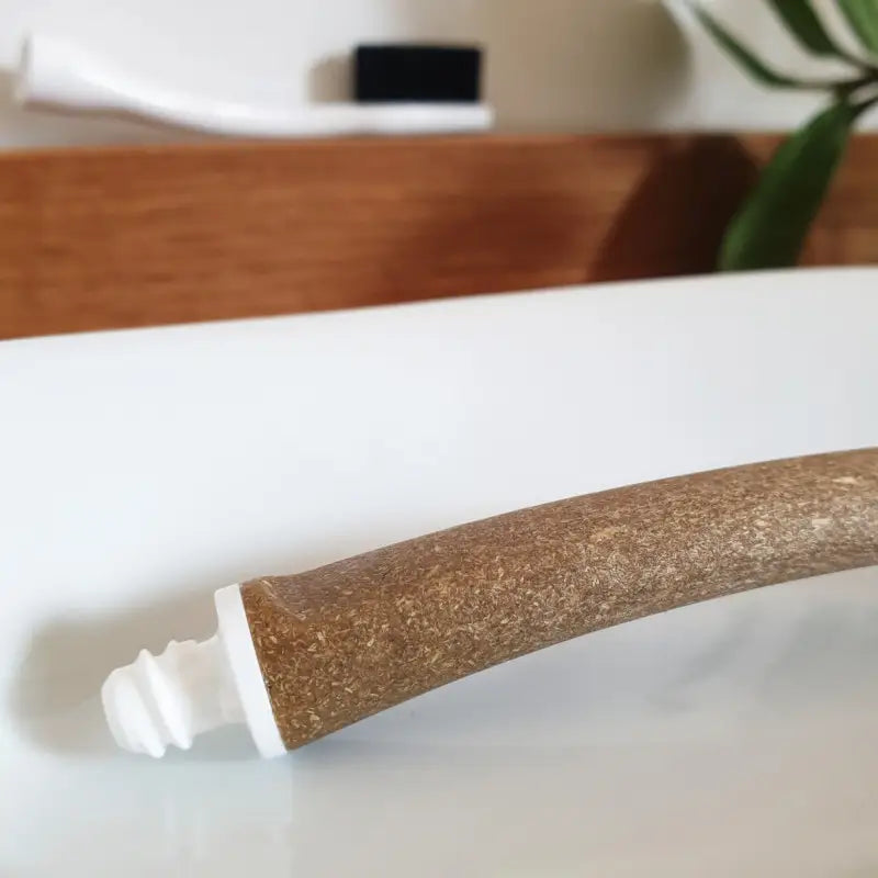 Tube de dentifrice marron avec capuchon blanc pour brosse à dents à tête interchangeable Edith