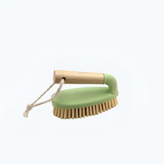 Brosse abrasive écologique avec manche en bois et fibres naturelles pour un design naturel