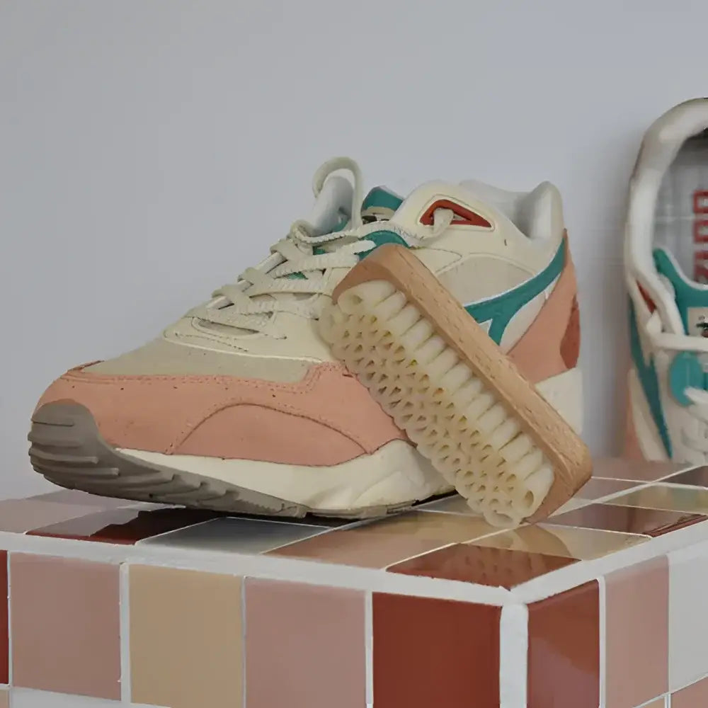 Brosse crêpe pour daim : sneaker clair avec accents pêche et turquoise et brosse nettoyante