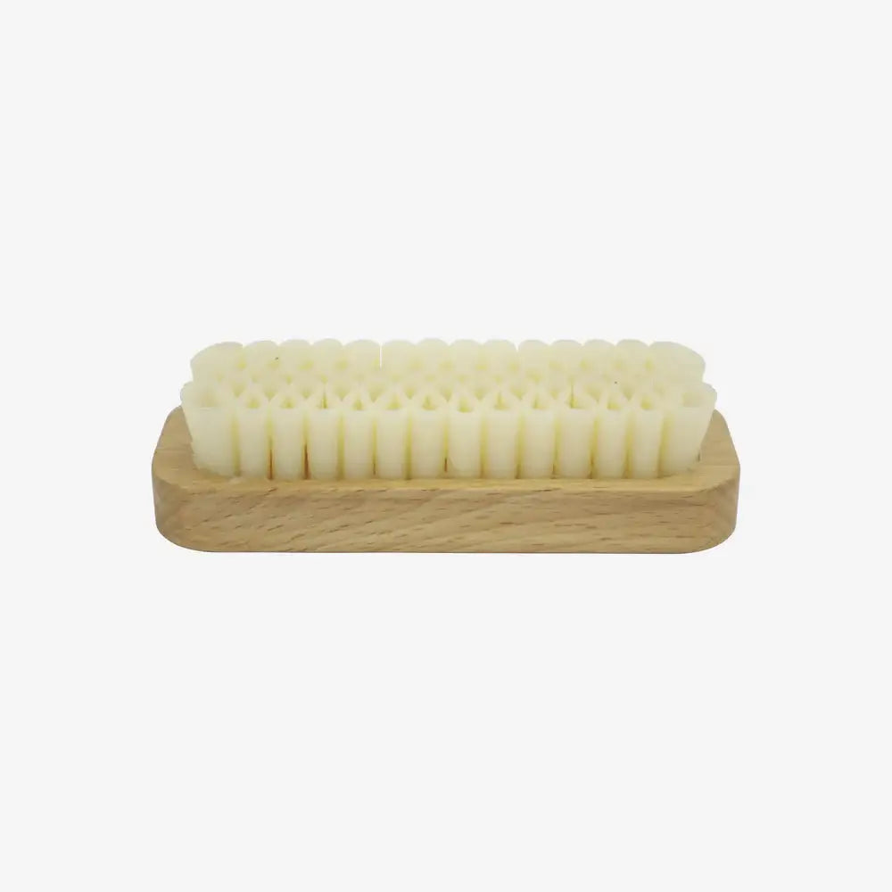 Brosse crêpe pour daim au savoir-faire artisanal, manche bois et poils clairs