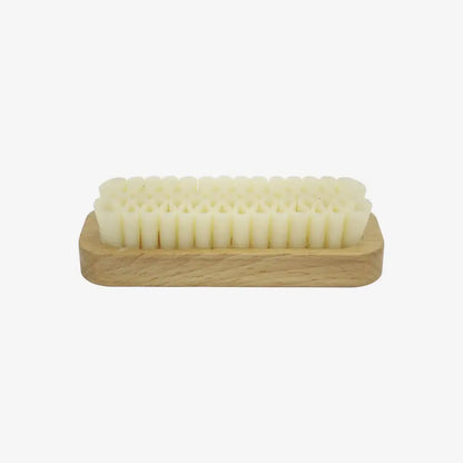 Brosse crêpe pour daim au savoir-faire artisanal, manche bois et poils clairs