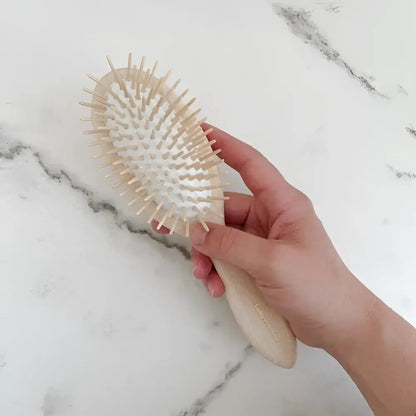 Brosse démêlante en bois aux poils clairs pour cuir chevelu