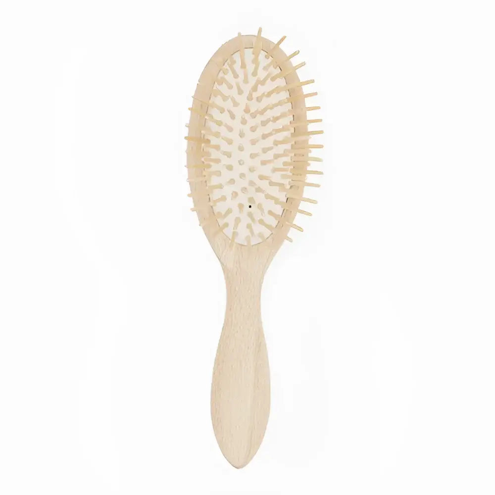 Brosse démêlante en bois clair, savoir-faire artisanal pour cuir chevelu