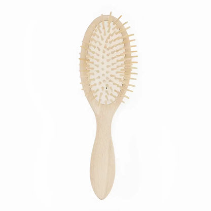 Brosse démêlante en bois clair, savoir-faire artisanal pour cuir chevelu