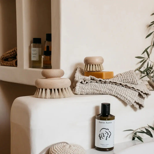 Collection de produits naturels pour le bain et corps avec brosse corps en bois de hêtre