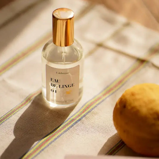Spray linge 100 ml avec bouteille claire et bouchon or, liquide à l’intérieur