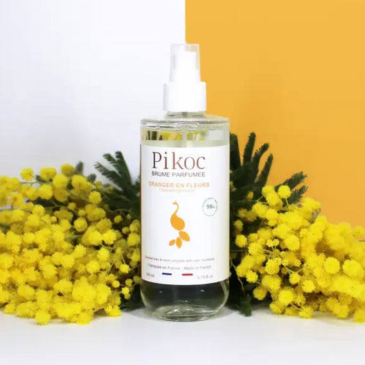 Spray parfum délicat fleur d’oranger pour l’air ambiant dans une bouteille en verre