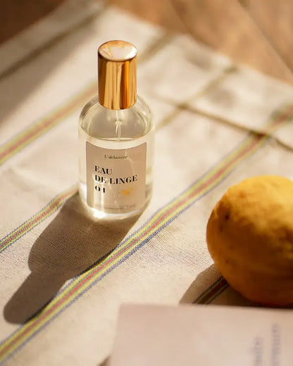 Brume de linge 100 ml en flacon spray clair à capuchon doré, fraîcheur naturelle