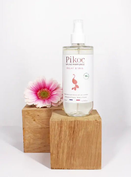 Bouteille spray claire de Brume De Linge Parfumée Pikoc Brume Parfumée Eclat d’Iris, brume d’intérieur au parfum subtil