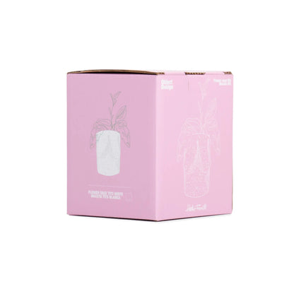 Cache pot boobs rose en carton rose avec vase céramique blanc et motifs floraux