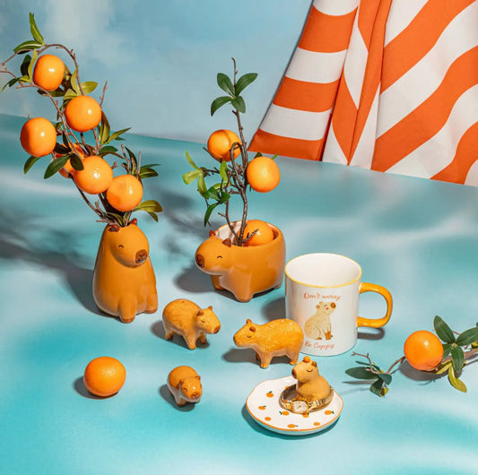 Cache pot capybara orange en céramique avec feuilles vertes et oranges