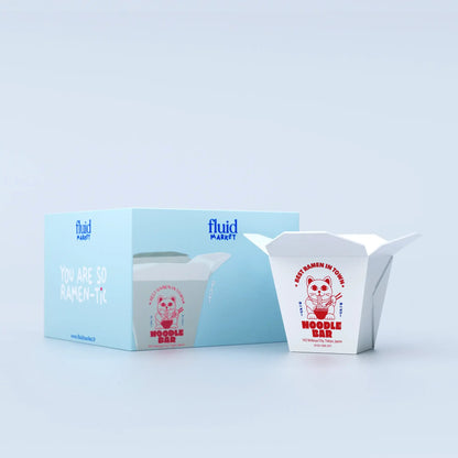 Cache pot ramen design ludique : boîte bleu clair avec gobelet transparent et couvercle blanc, contenant rectangulaire blanc à motifs rouges pour décoration intérieure