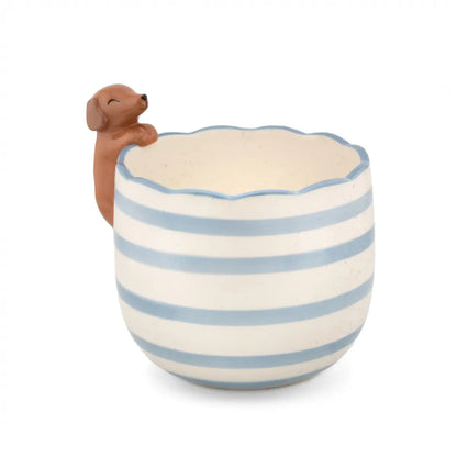 Cache-pot teckel en céramique rayée bleu clair et blanc avec teckel brun malicieux