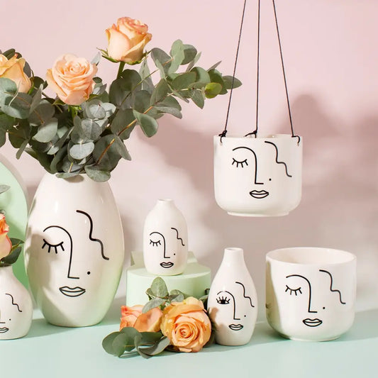 Vases et cache pots visage abstrait en céramique blanc au design minimaliste