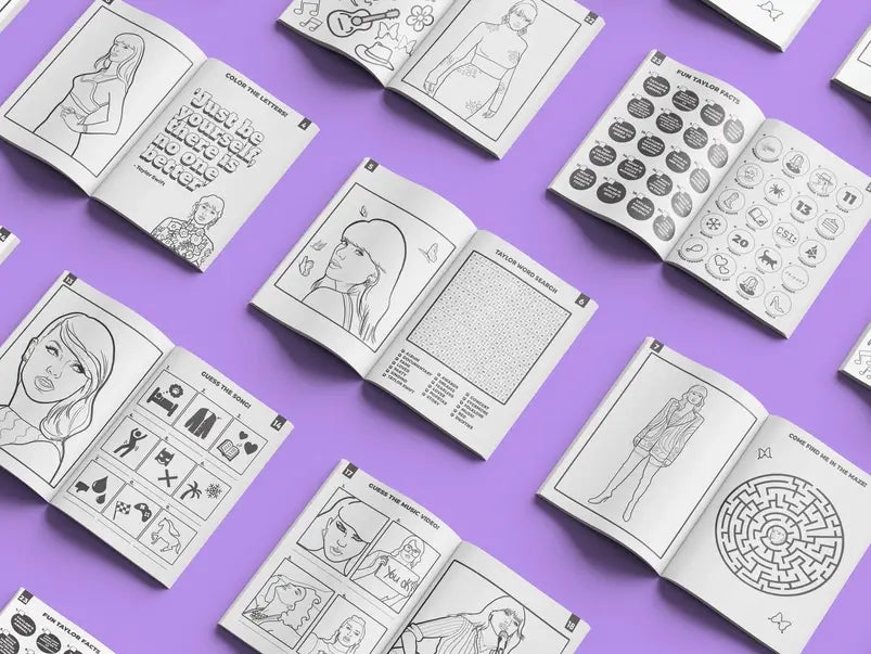 Cahier d’activités Taylor Swift avec pages ouvertes sur surface violette