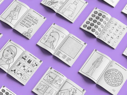 Cahier d’activités Taylor Swift avec pages ouvertes sur surface violette
