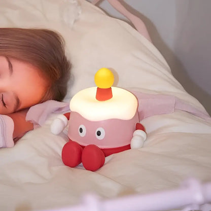 Lampe nuit gâteau rose avec glaçage blanc, bougie jaune, ambiance douce