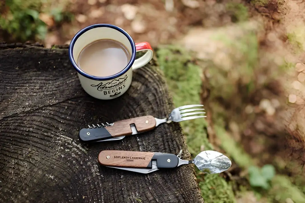Tasse émaillée blanche bord bleu anse rouge logo montagne aventure commence outil camping cutlery bois massif