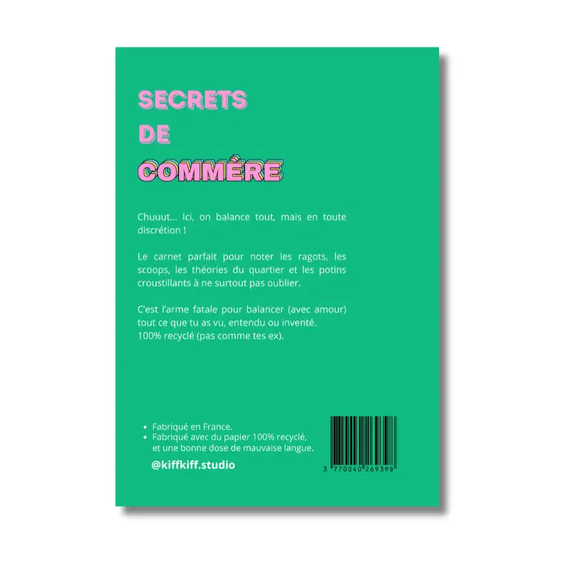 Carnet Secrets de Commère vert vibrant avec texte rose, finition soft touch