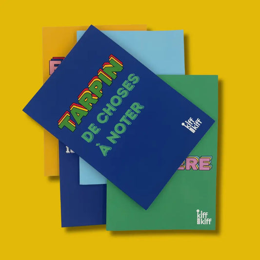 Carnet Kiff Kiff bleu avec lettrage arc-en-ciel et logo, finition soft touch