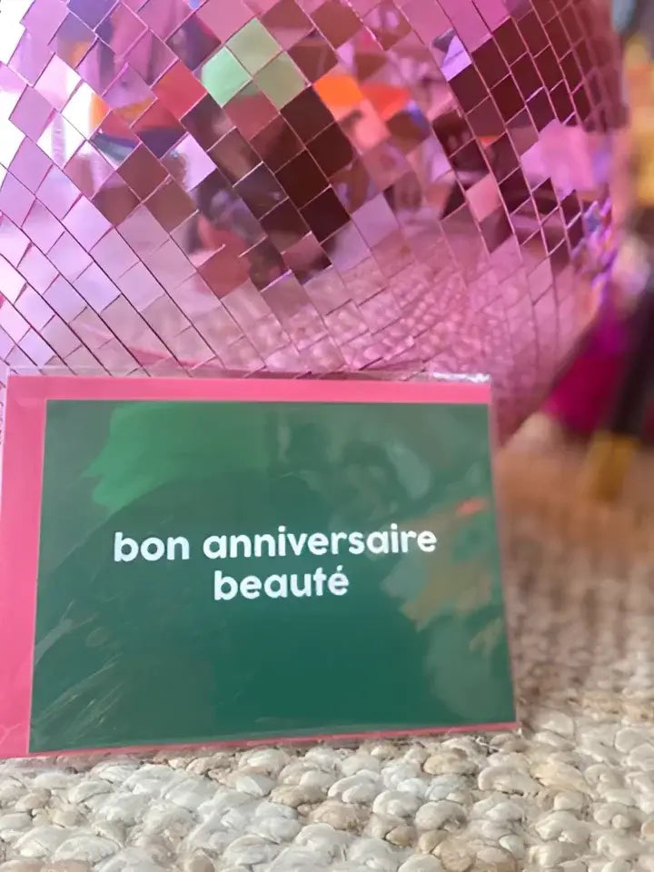 Carte bon anniversaire beauté rose avec fond vert et texte blanc souhait simple anniversaire