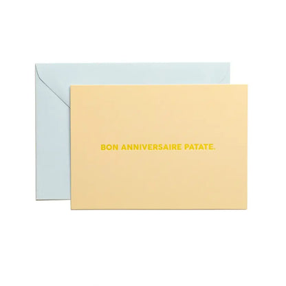 Carte d’anniversaire inspirée Patate Fun avec enveloppe bleu clair et carte jaune