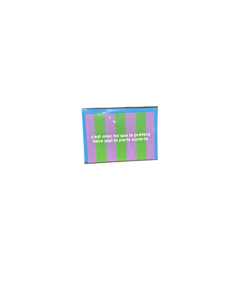 Carte décalée avec rayures violet clair et vert lime, bordure bleu clair, message audacieux C’est avec toi que je préfère pipi