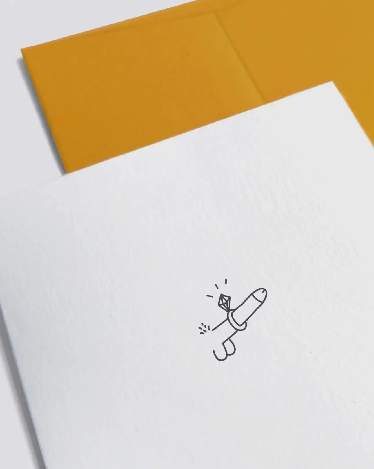 Carte postale bague au doigt : dessin percutant d’une bague diamant au doigt avec touche d’originalité