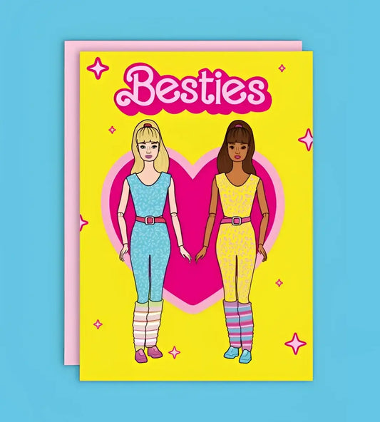 Carte postale besties avec poupées sportives et cœur rose pour célébrer l’amitié