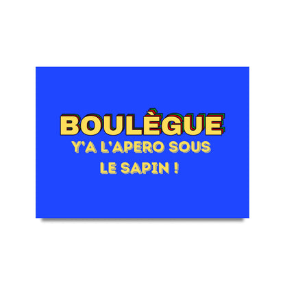 Affiche bleue rectangulaire avec texte jaune bold ’Boulègue y’a l’apéro sous le sapin !’ en bonne humeur festive