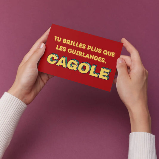 Carte postale rouge avec texte jaune Tu brilles plus que les guirlandes, Cagole, pour bonne humeur festive