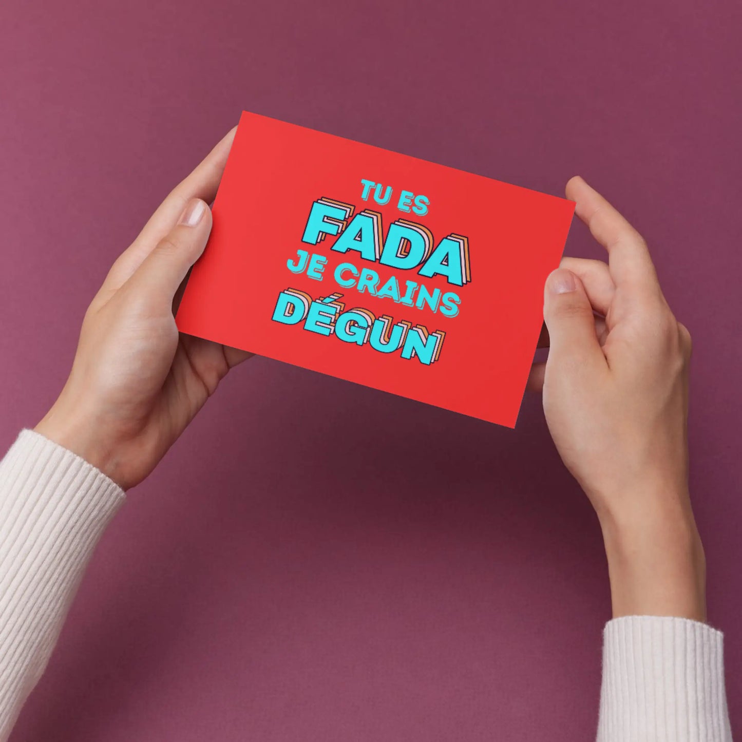 Carte postale rouge rectangulaire Tu es FADA je crains dégun en texte teal stylisé, la plus belle