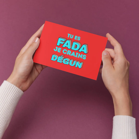 Carte postale rouge rectangulaire Tu es FADA je crains dégun en texte teal stylisé, la plus belle