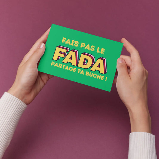 Carte postale Noël: Fais pas le fada, partage ta bûche! Message festif en vert et jaune