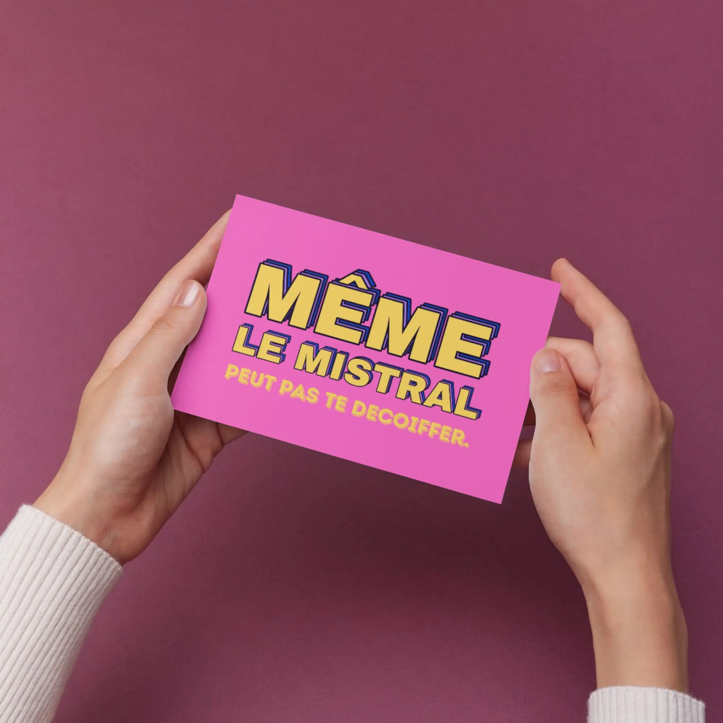 Carte postale rose vibrante: Même le mistral peut pas te décoiffer, force de personnalité