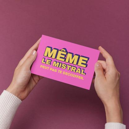 Carte postale rose vibrante: Même le mistral peut pas te décoiffer, force de personnalité