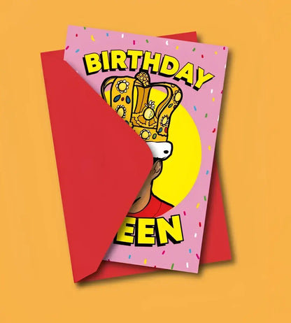 Carte postale queen : carte rose anniversaire avec couronne jaune et enveloppe rouge, message personnalisé iconique